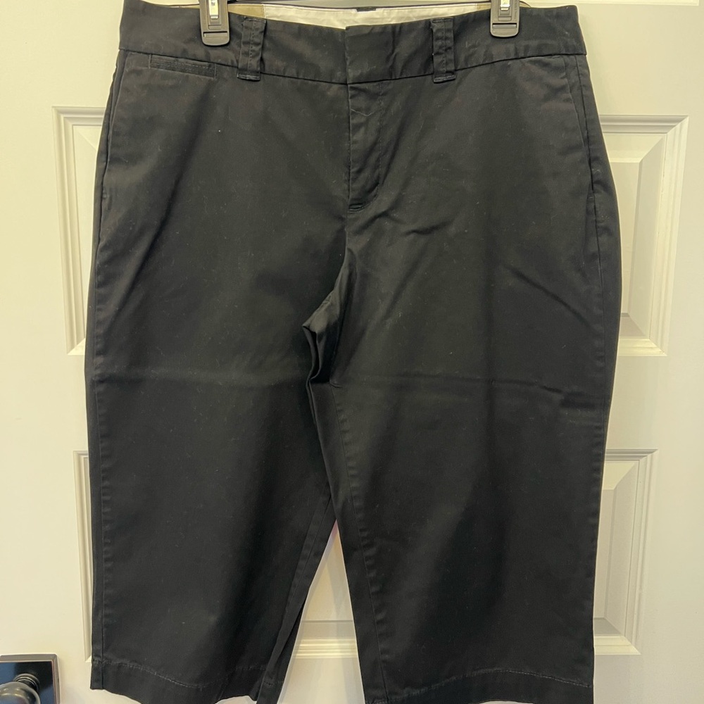 Women’s Dockers Black Chino Shorts/cropped with Branded Waistband